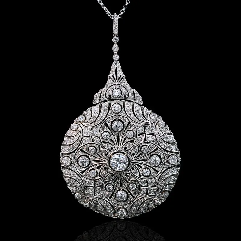 Art deco pendant featuring intricate design and sparkling diamonds.