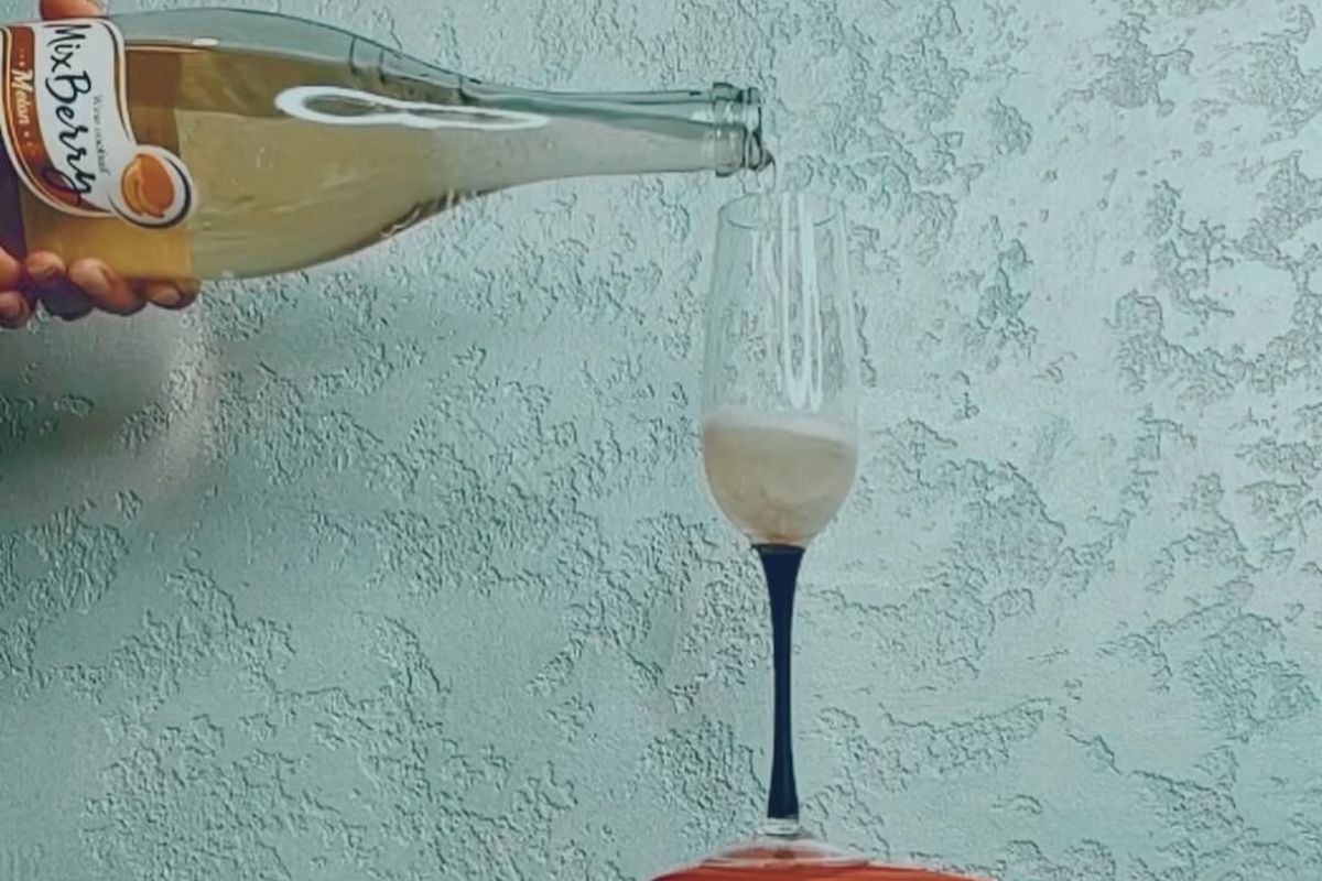 Nowhere Bar, Adelaide. Wine pour.