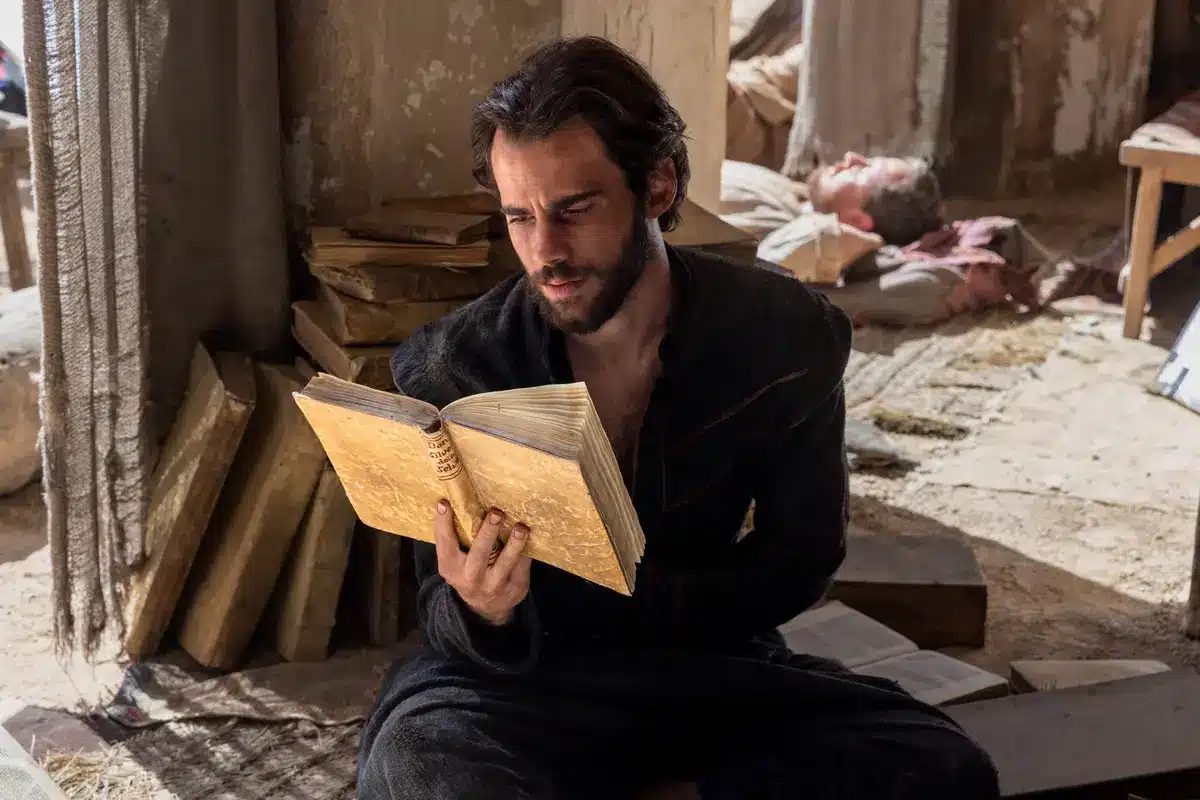 Still from Spanish language film The Captive (El cautivo).